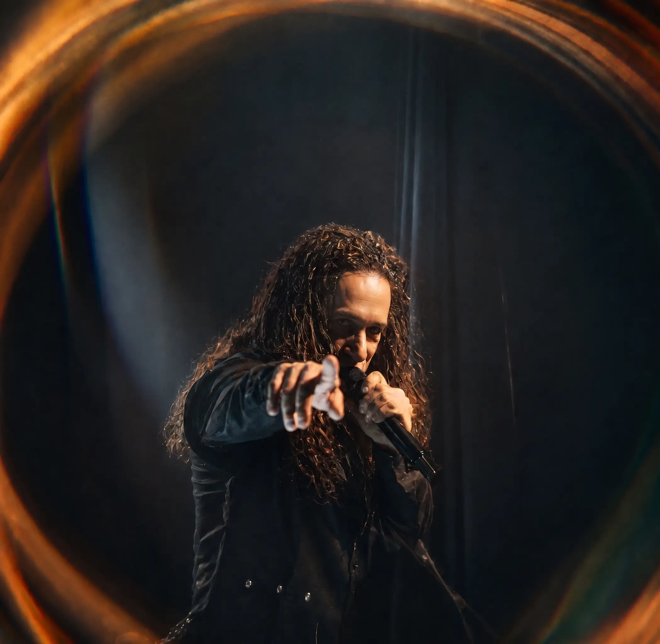 Portrait de chanteur charismatique pointant le doigt, effet de prisme | AdmPhotography.ca