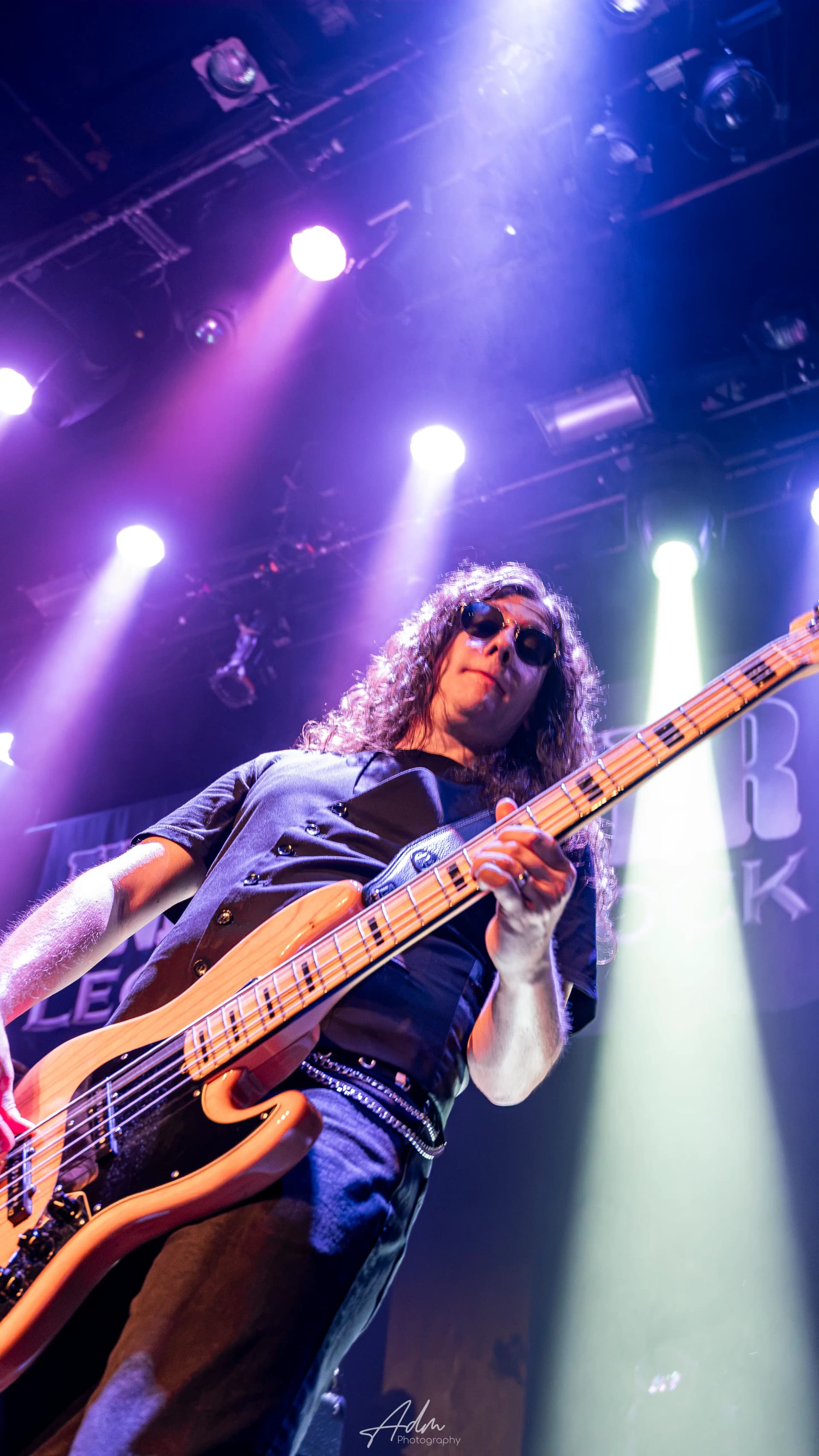 Bassiste en concert Undercover au Club DIX30 | AdmPhotography.ca
