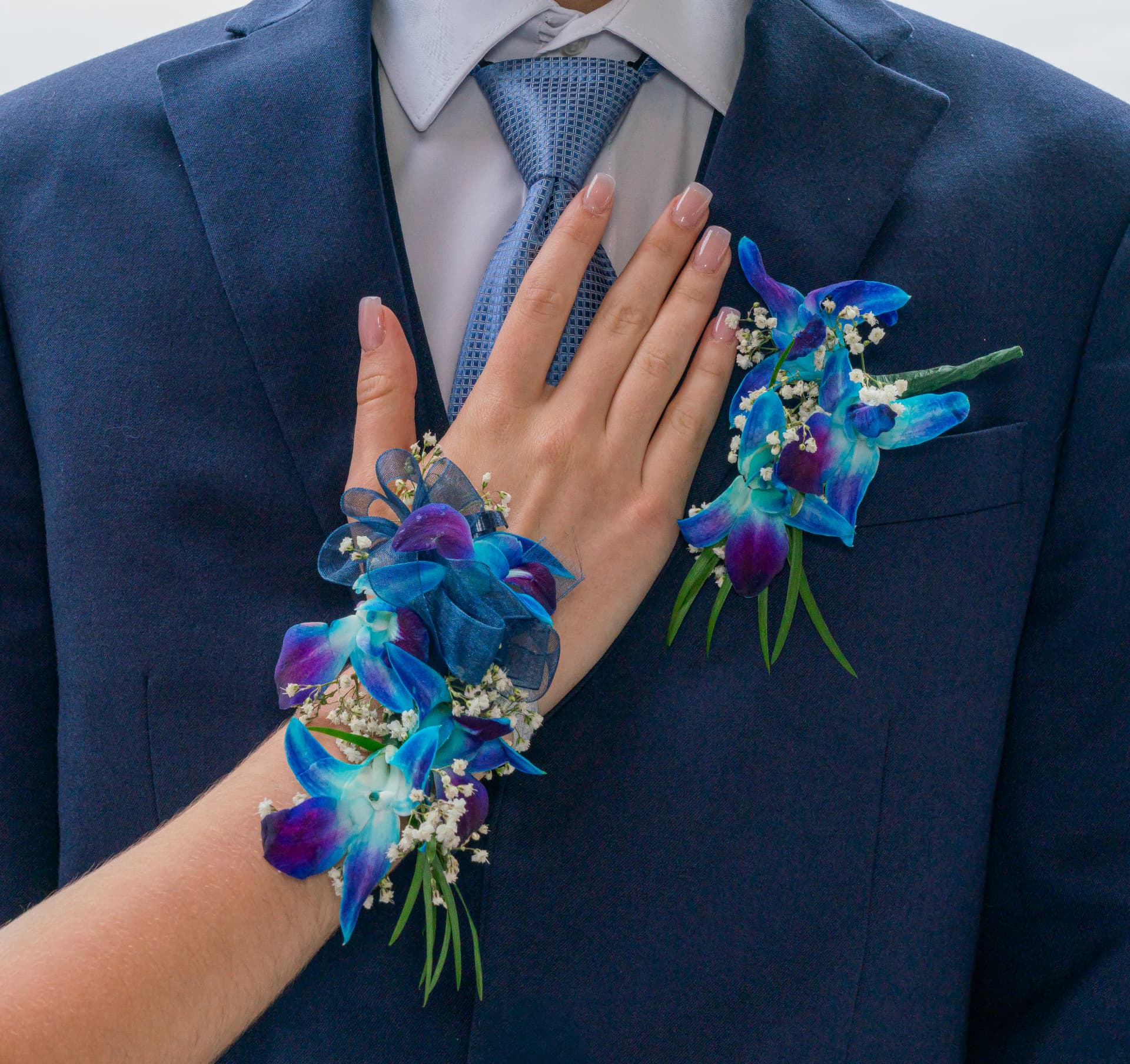 Détail corsage et boutonnière par Fleuriste La Romaine - Bal 2026 | AdmPhotography.ca